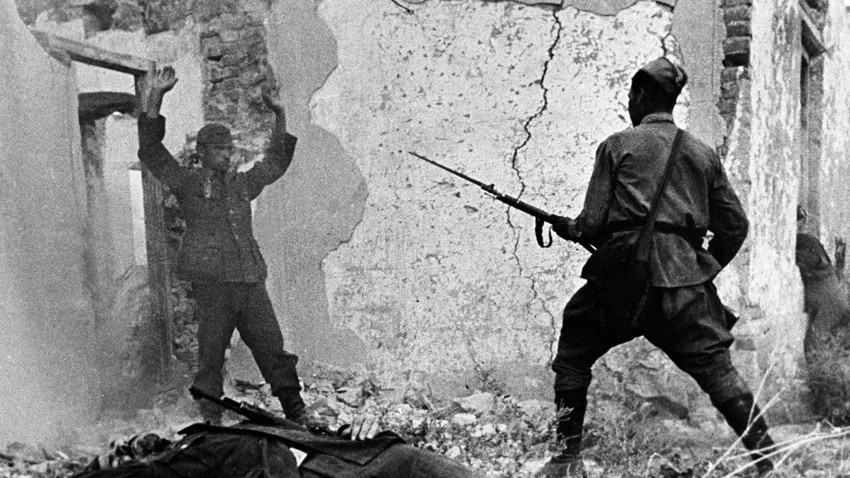 Un soldado soviético toma prisionero a un alemán cerca de Mozdok, Osetia del Norte, en septiembre de 1942.