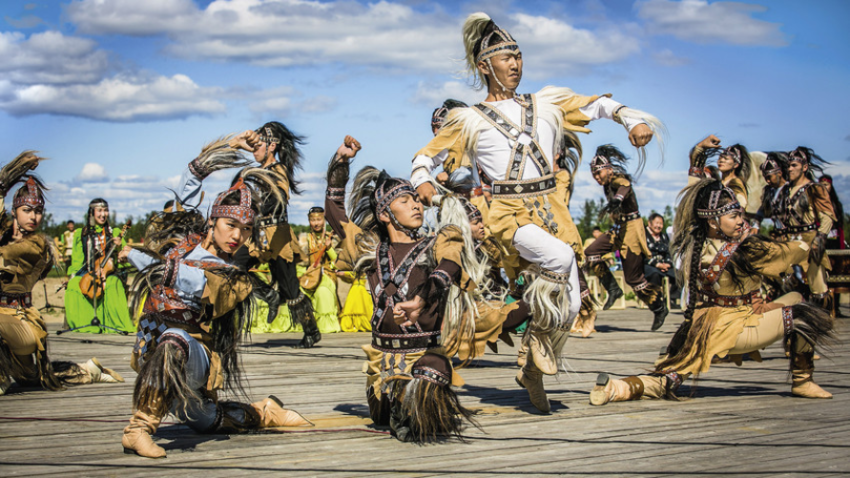 Jakutski plesalci med tradicionalnim praznovanjem ihiaha.