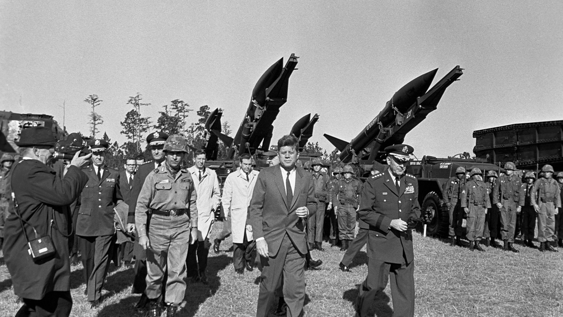 Predsednik Kennedy med srečanjem s pripadniki ameriške vojske med kubansko krizo.