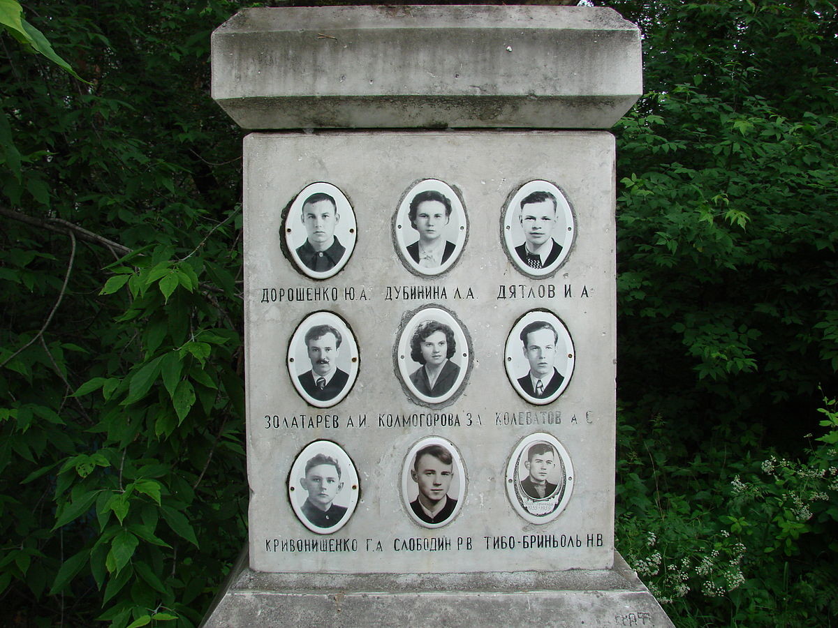 Sépulture des neuf membres du groupe de l'expédition. Zolotariov se trouve au milieu, à gauche.