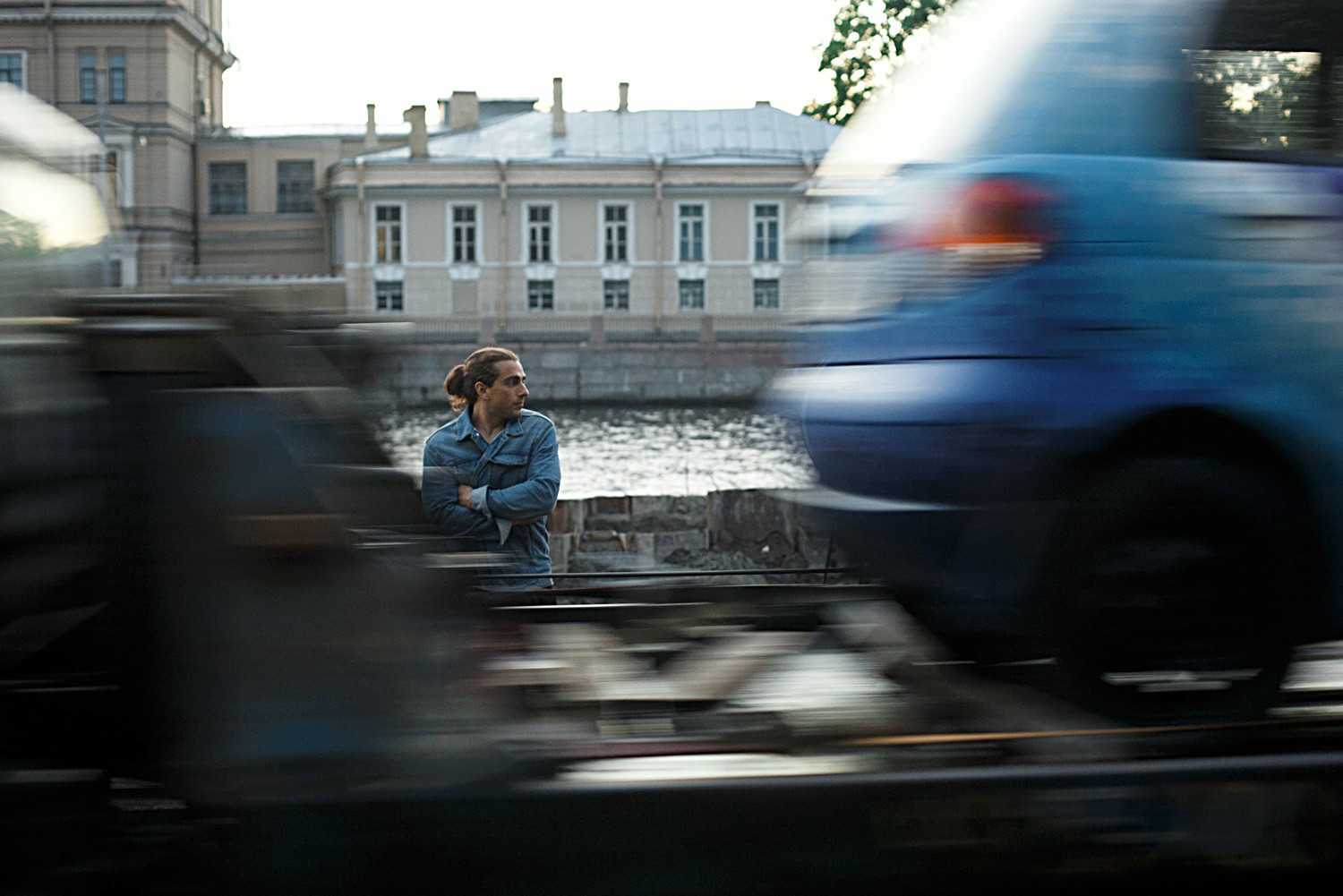 Seorang pria berdiri di pinggir sungai di Sankt Peterburg, Rusia.