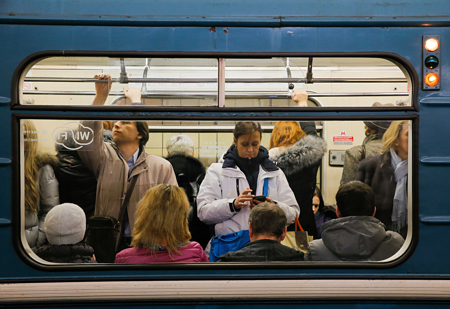 Biasanya para pencopet terdiri dari empat orang yang menciptakan kerumunan di dalam metro.
