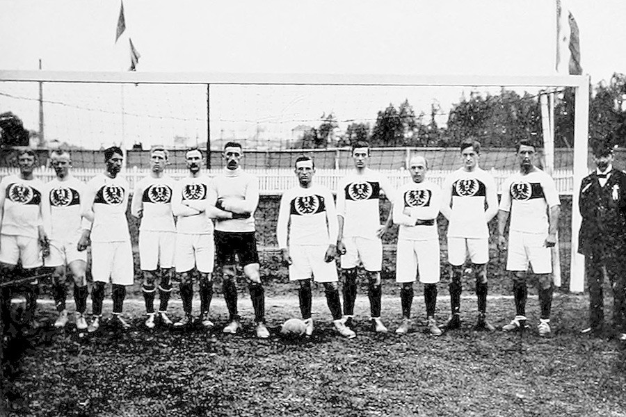 Pemain Jerman sebelum pertandingan melawan tim nasional Kekaisaran Rusia.