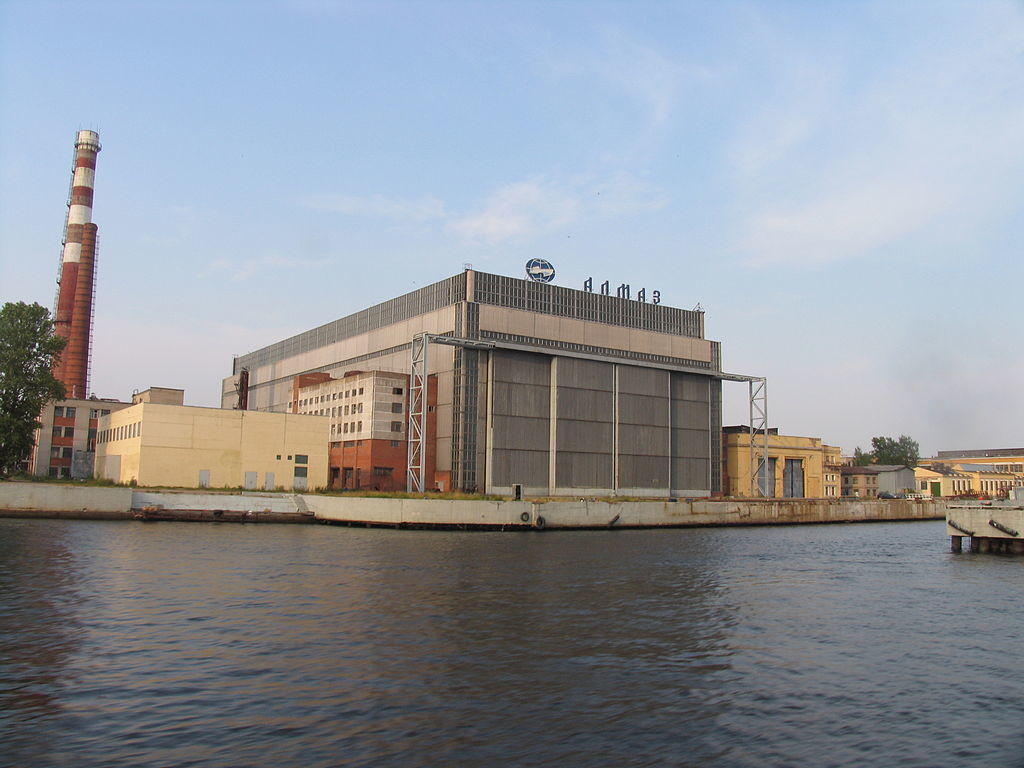 Ladjedelnica Almaz v Sankt Peterburgu na obrežju reke Neve. 