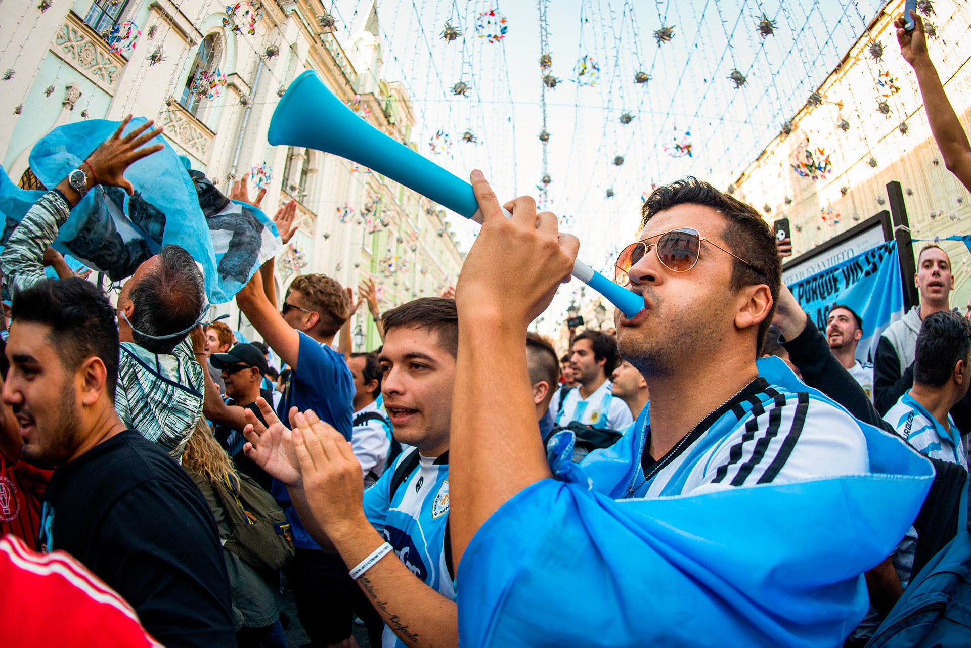 Orang-orang Argentina juga tak mau ketinggalan meramaikan pesta jalanan Amerika Selatan. Para penggemar Argentina menaruh harapan besar pada Lionel Messi supaya mampu bertanding lebih baik daripada di 2014. Tentu saja, Mesii bukanlah sembarang pemain yang tak bisa diandalkan!