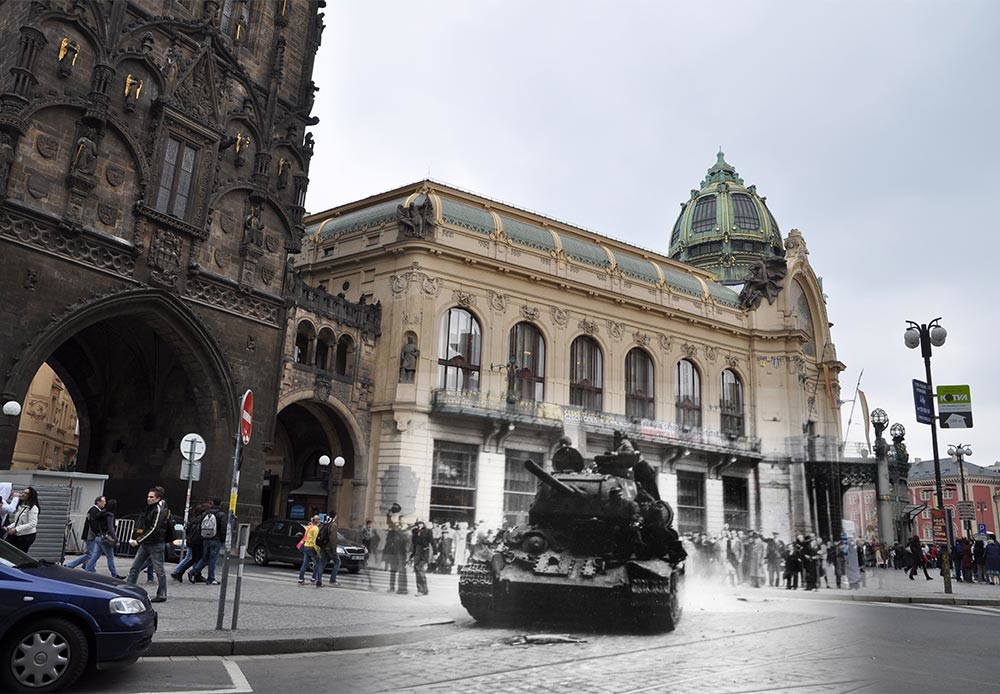 Praga, 1945-2010. Ciudadanos dando la bienvenida a sus libertadores cerca de la Puerta de la Pólvora.