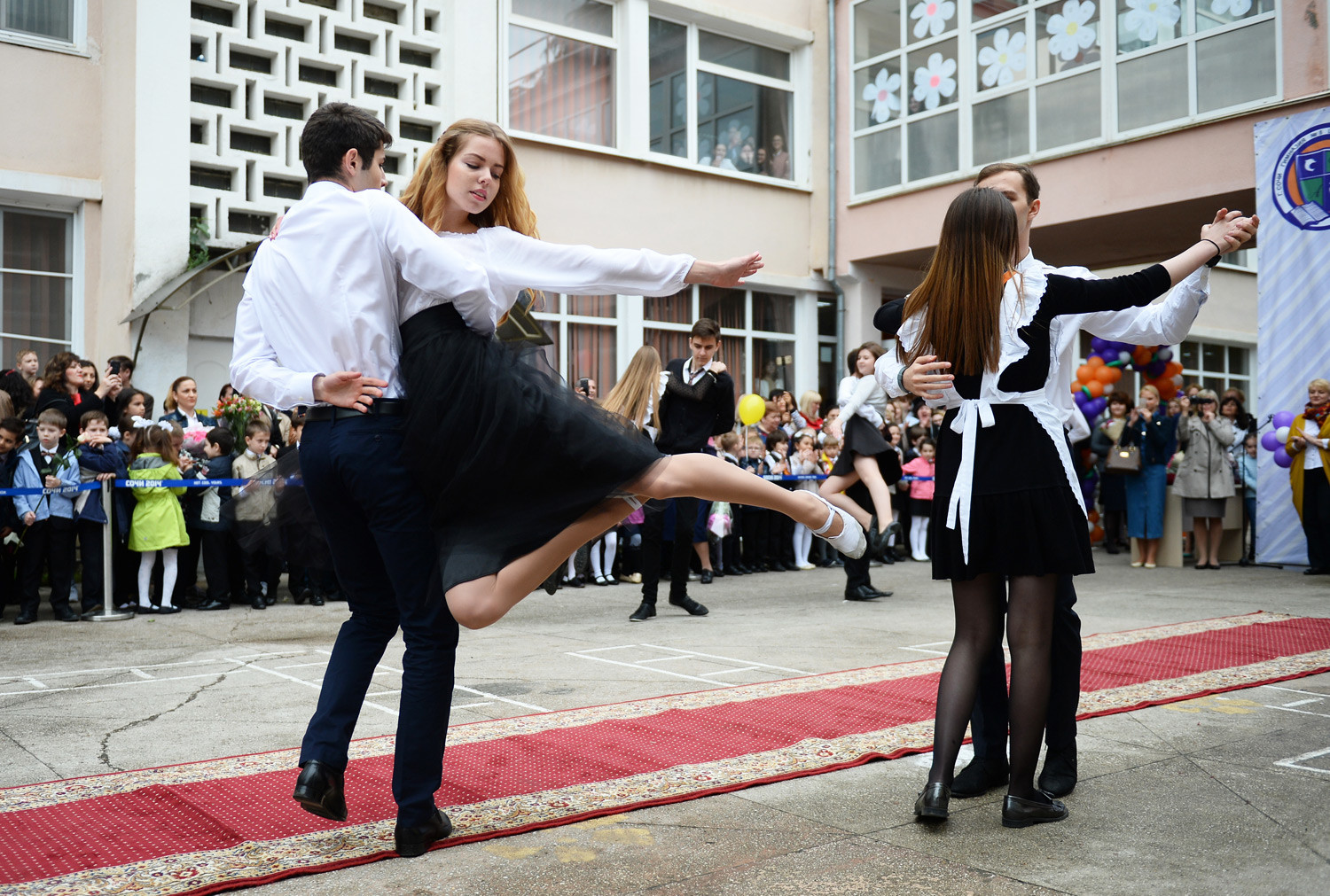 Dijaki plešejo na proslavi v Sočiju.