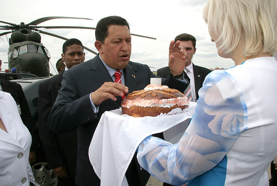 Presiden Venezuela Hugo Chavez (kiri) mengunjungi pabrik helikopter Rostvertol, 2007.