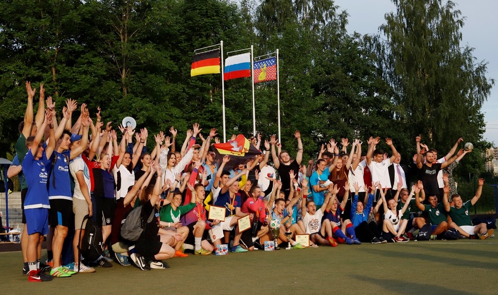 Verschwitzt, ausgepowert, aber glücklich: die über 100 Teilnehmer nach dem ersten Fußballbrücken-Straßenfußball-Turnier in Nowoje Dewjatkino