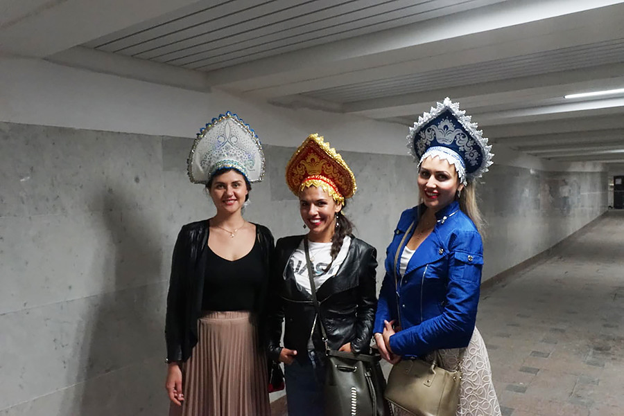 Tiga gadis Rusia dengan hiasan kepala tradisional di Moskow, 17 Juni 2018.