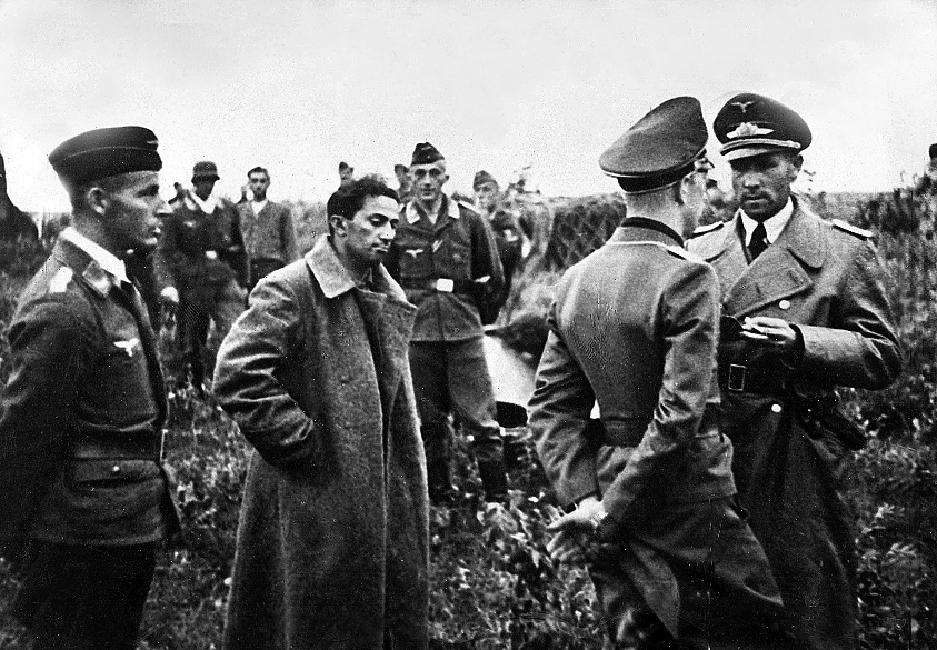 Jakov Džugašvili med čakanjem na nemškem letališču, potem ko so ga ujeli na vzhodni fronti. Okoli njega nemški letalski oficirji.
