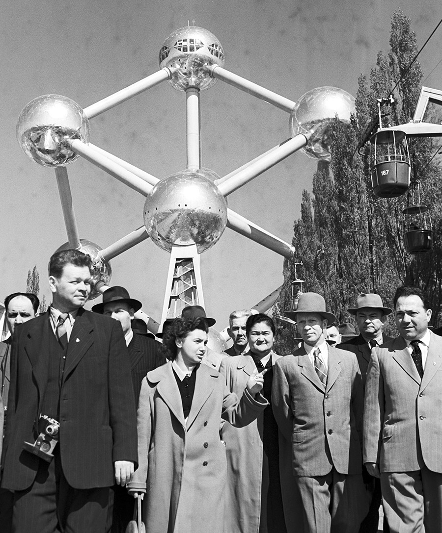 ベルギーのアトミウムを訪問するソ連の観光客