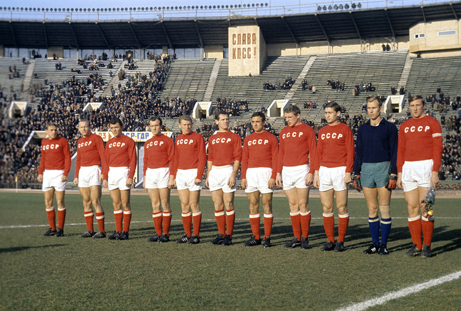 Tim sepak bola nasional Uni Soviet pada 1966, Streltsov di urutan kedua dari kiri.