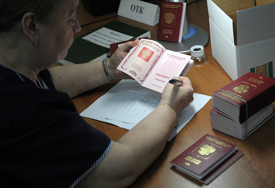 Une employée de l’Entreprise fédérale unitaire d'État Goznak contrôle la qualité des passeports biométriques tout juste réalisés et destinés à des citoyens russes, au sein du Centre de personnalisation de Goznak, à Moscou.