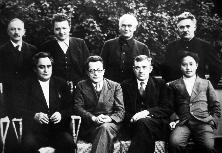 Comité Ejecutivo de la Internacional Comunista (Comintern) en 1935: Otto Wille Kuusinen, Klement Gottwald, Wilhelm Pieck, Dmitri Manuilski (de izquierda a derecha, de pie), Gueorgui Dimítrov, Palmiro Togliatti, Wilhelm Florin y Wang Ming (de izquierda a derecha, sentados).