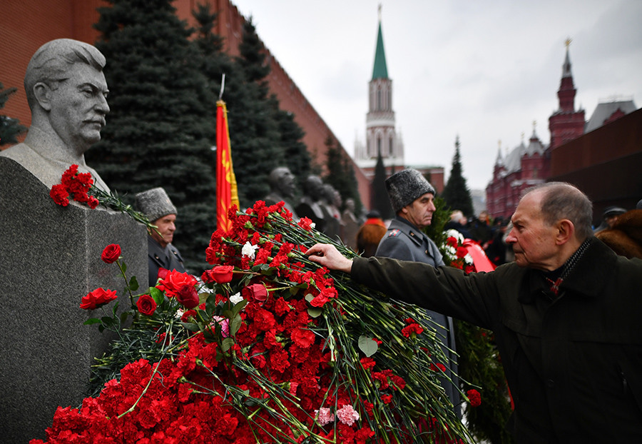 Полагање цвећа на гроб Јосифа Стаљина испред зидина Кремља поводом 138. годишњице његовог рођења.