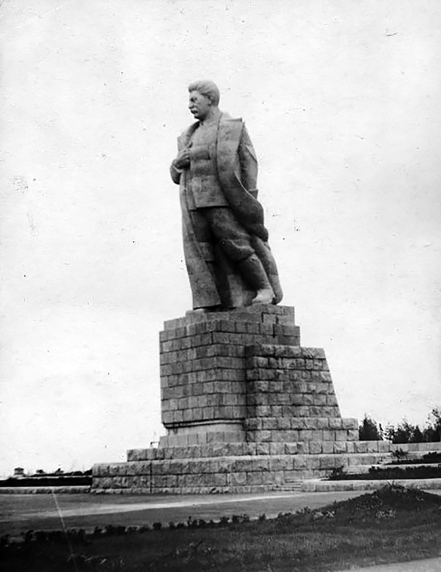 ¿Dónde se encontraba el monumento más grande a Stalin fuera de Rusia