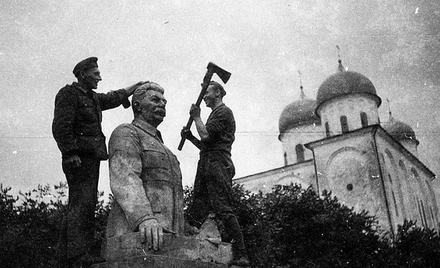 Войници от Вермахта рушат паметник на Сталин