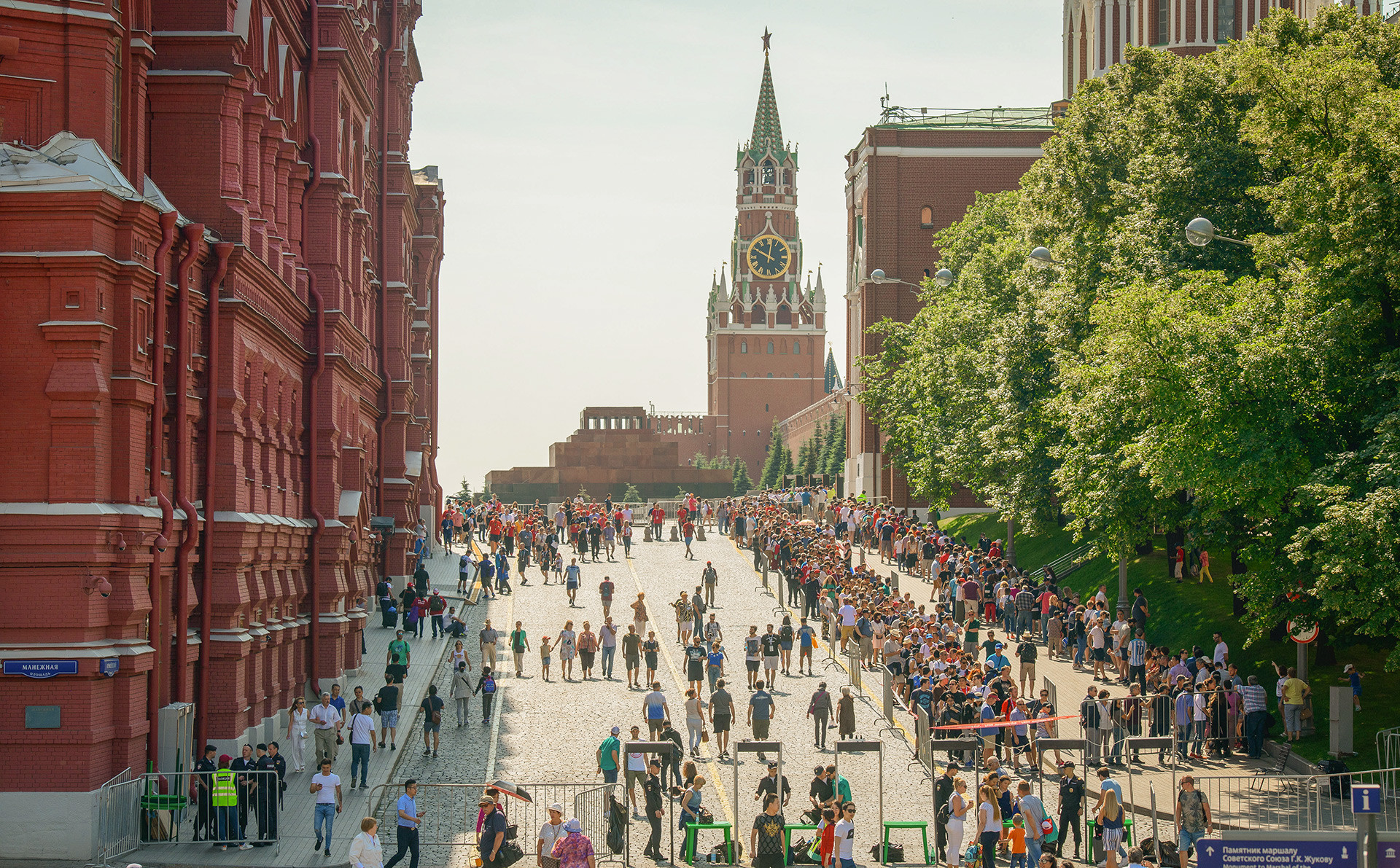 Навивачите на Мундијалот чекаат ред  пред мавзолејот на Ленин на Црвениот плоштад во Москва. 