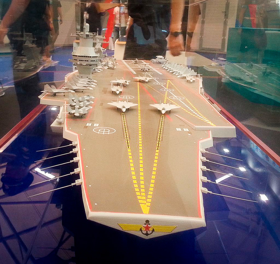 „Шторм“ ће бити направљен као класичан носач авиона, што значи да на палуби неће бити додатног наоружања осим ловаца и бомбардера. Брод ће штитити читава ескадра ратних бродова и подморница.