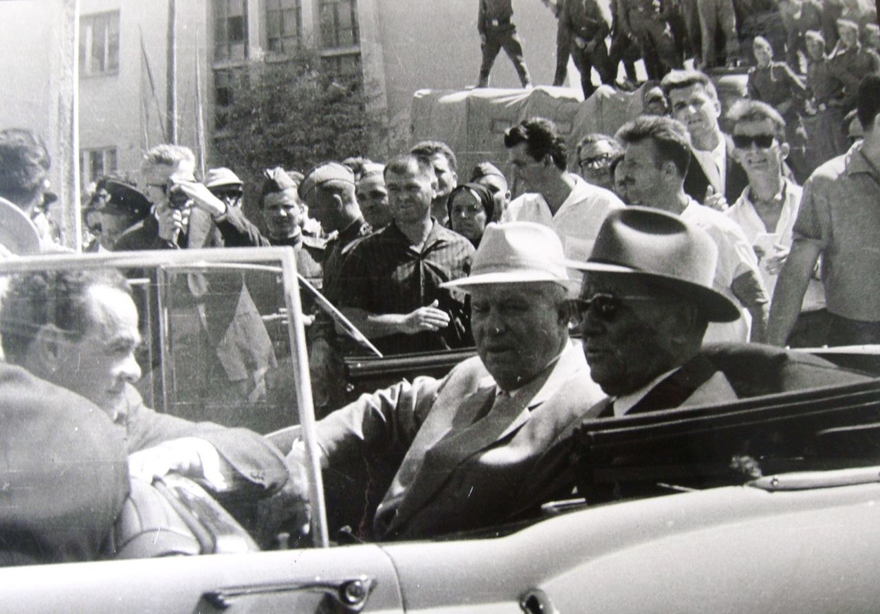 Josip Broz Tito in Nikita Hruščov v Skopju (SR Makedonija) leta 1963.