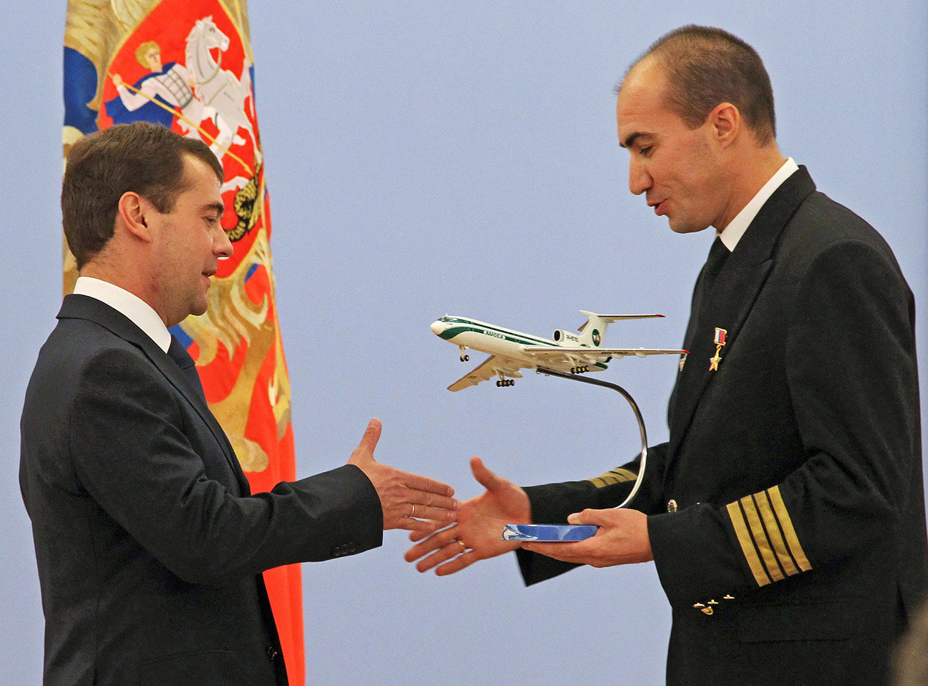 El expresidente ruso, Dmitri Medvédev, felicita a Evgueni Novosiólov, capitán del Tu-154, que recibió el título del Héroe de Rusia.