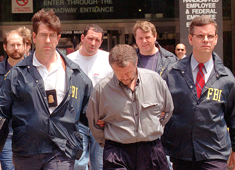Вјачеслав Иванков, у средини, у пратњи агената FBI. Претпоставља се да је био шеф руске мафије у Бруклину. 8. јун 1995.