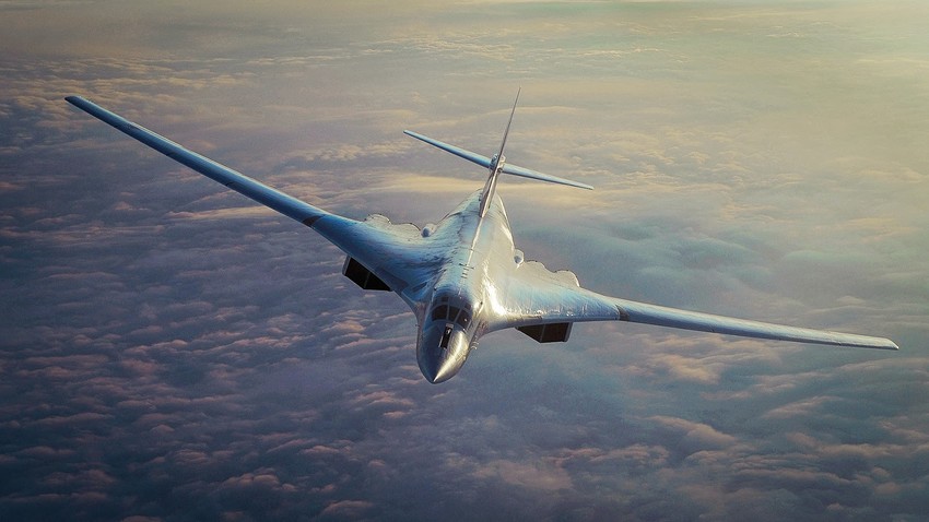 Orožij iz tega prispevka trenutno še ni "v naravi", pogojna osnova za bodoče letalo PAK DA pa je že obstoječi bombnik Tu-160, ki ga vidite na tej fotografiji.