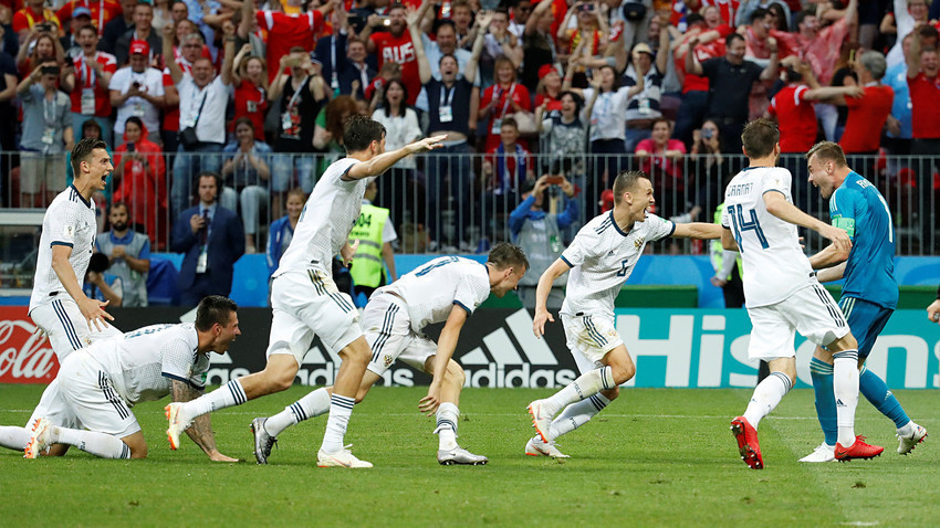 Руските играчи ја слават победата откако шпанскиот фудбалер Јаго Аспас промаши пенал на 1 јули 2018.