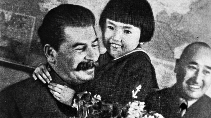 Ióssif Stálin com Gelia Markizova em seus braços (1936). Nos dois anos depois dessa foto, os pais da garota foram mortos a mando do próprio Stálin.