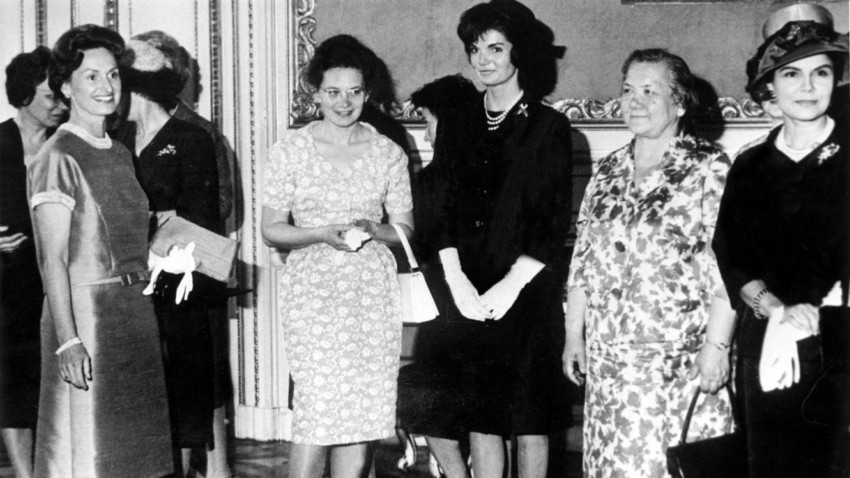 Martha Kyrle (fille du Docteur Scarf), Helena Khrouchtchev (fille de Mme Khroushtchev), Jackie Kennedy et Nina Khroushtchev (2e femme de Khroushtchev) le 5 juin 1961 lors d'une reception a ete offerte au Palais Pallavicini a Vienne en leur honneur pendant que leurs maris respectifs se rencontrent 