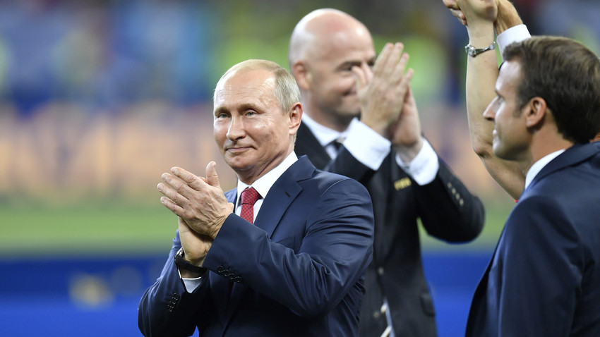 Presiden Rusia Vladimir Putin bertepuk tangan setelah pertandingan babak final Piala Dunia FIFA 2018™ antara Prancis dan Kroasia usai di Stadion Luzhniki, Moskow, Rusia, Minggu, (15/7).