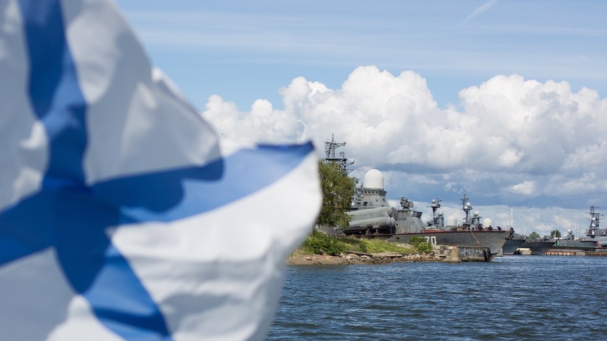 Знаме на Воената морнарица на брод во Калининград