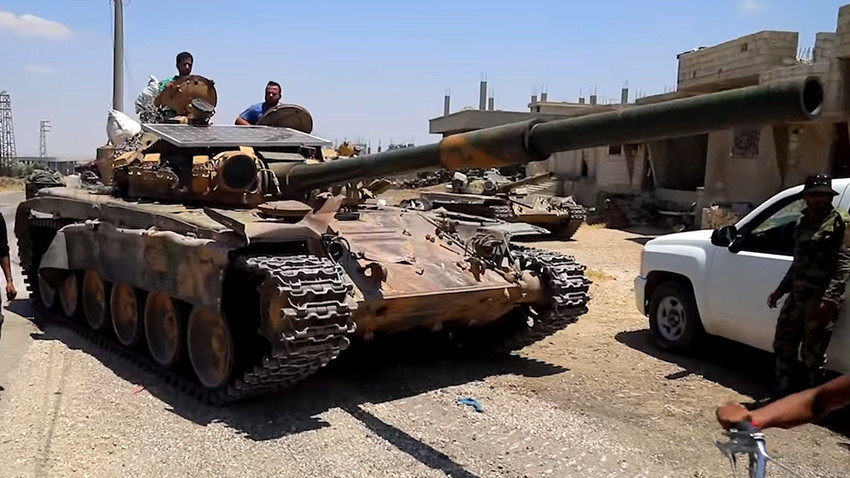 OBT T-72S s fotonaponskim sunčevim panelom, Sirija, srpanj 2018.
