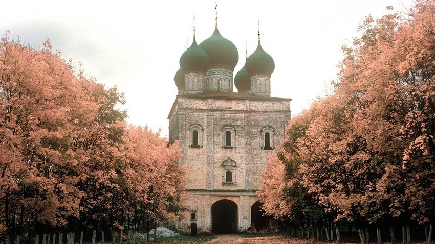 El monasterio de los Santos Borís y Gleb y la iglesia de San Sergio desde la puerta sur. Vista norte. 4 de octubre de 1992.