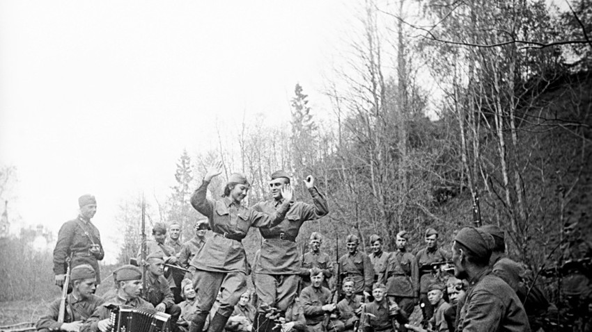 Забави в първа линия. Великата отечествена война. Снимката е направена на 15 май 1944 година