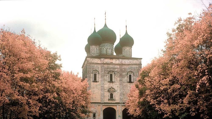 Borisoglebski samostan (samostan sv. Borisa in Gleba), natančneje severni pogled na Cerkev sv. Sergija pri južnih samostanskih vratih.