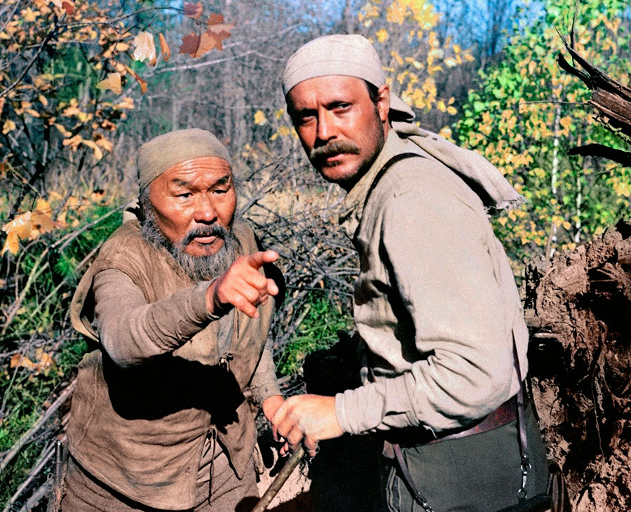 Dersu Uzala y Vladímir Arséniev en la película de Akira Kurosawa.