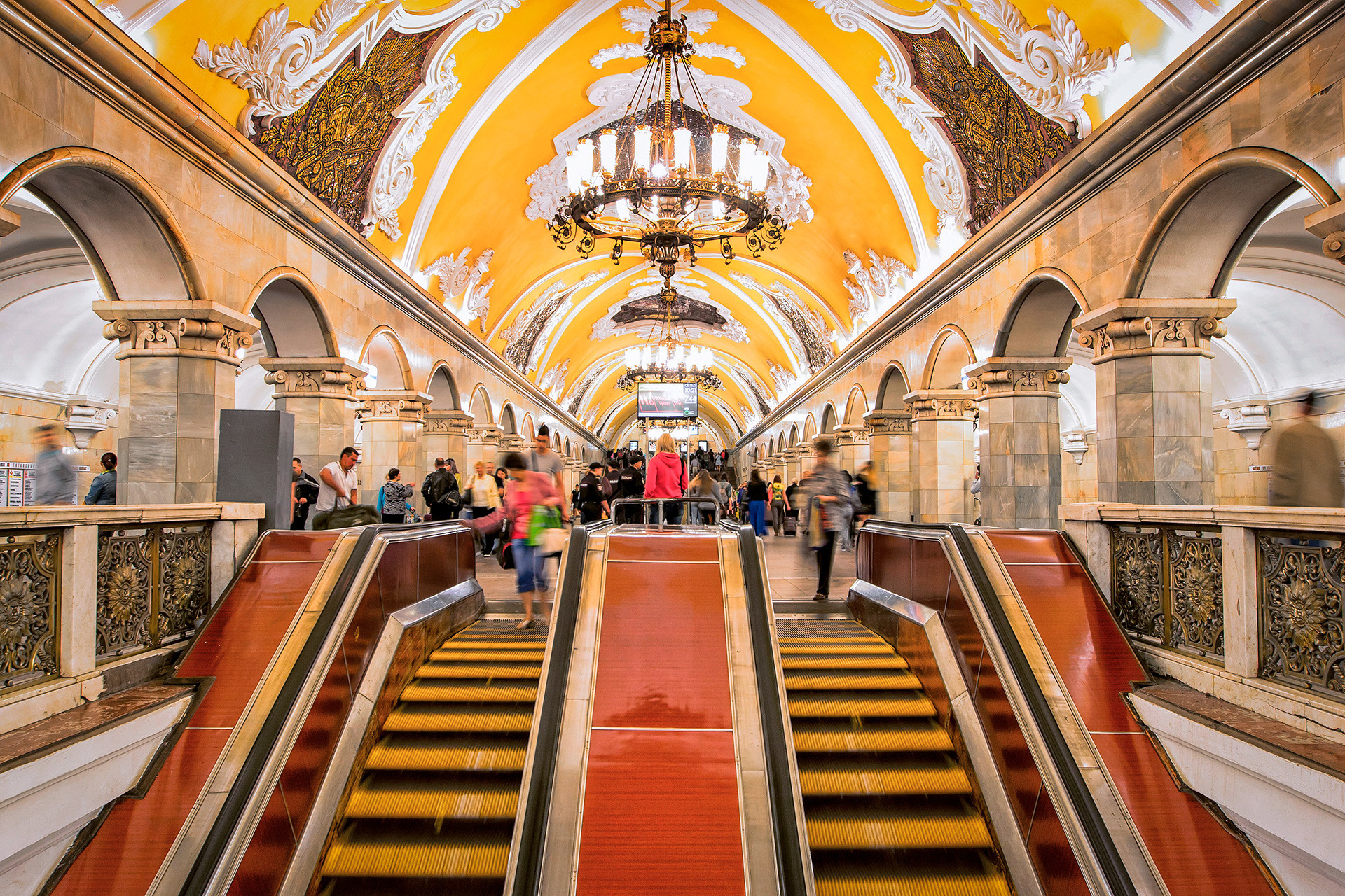 Vingt stations du métro de Moscou, des simplement jolies aux plus