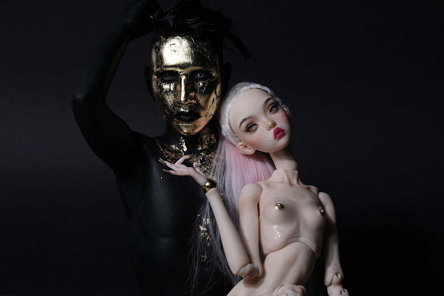 Marilyn Manson com detalhes em ouro.