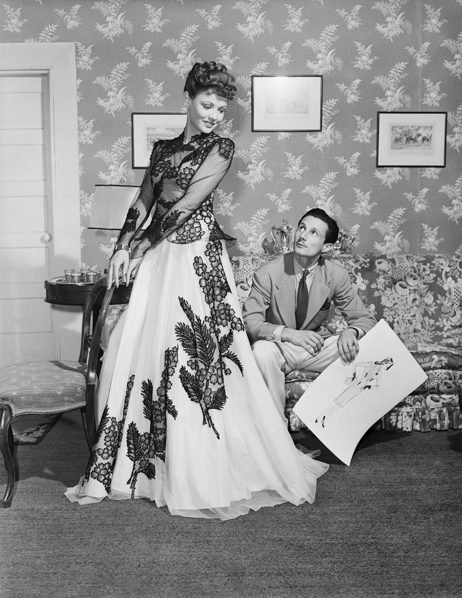 Gene Tierney revêtue d'une robe conçue par son mari, Oleg Cassini