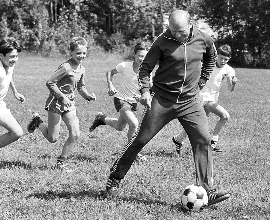 Едуард Стрелцов играе футбол с деца от летен спортен лагер 