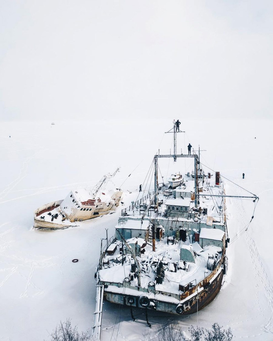 氷に閉じ込められた。クロンシュタットの船、レニングラード州
