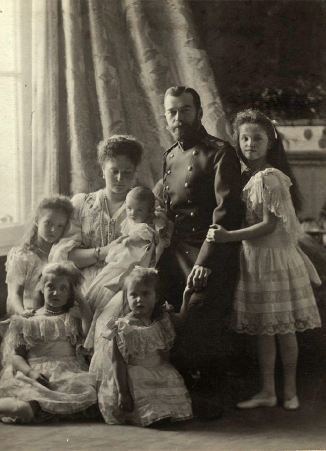 Nikolai II. mit Frau und Kindern, 1904