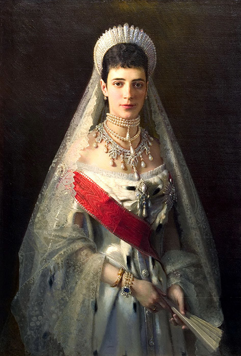 Permaisuri Maria Feodorovna mengenakan mahkota kokoshnik berlapis intan, sekitar tahun 1880.