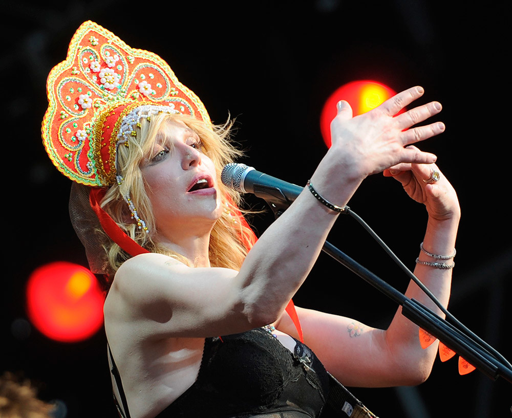 Penyanyi dan penulis lagu Amerika Courtney Love mengenakan kokoshnik pada festival musik Afisha Picnic di Moskow, Rusia, 23 Juli 2011.