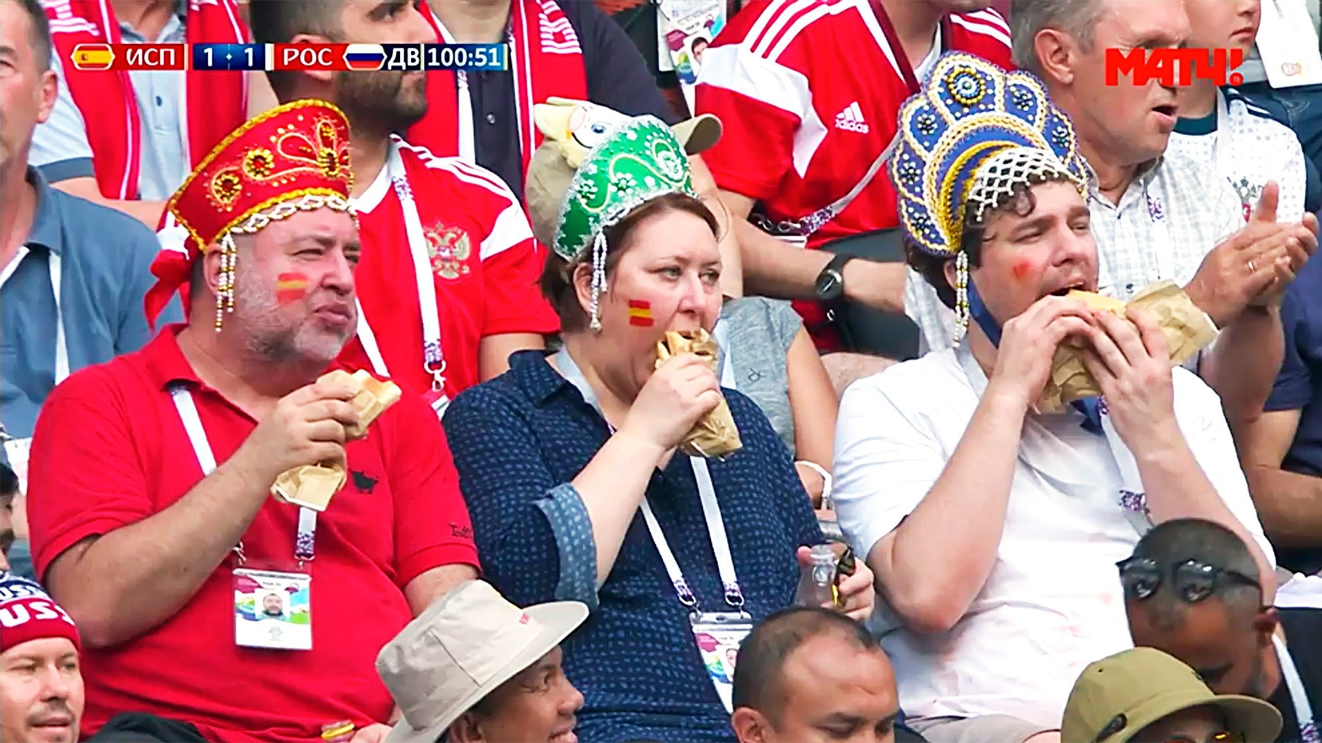 Ruski navijači s kokošniki, (nekakšnimi) ruskimi narodnimi pokrivali.