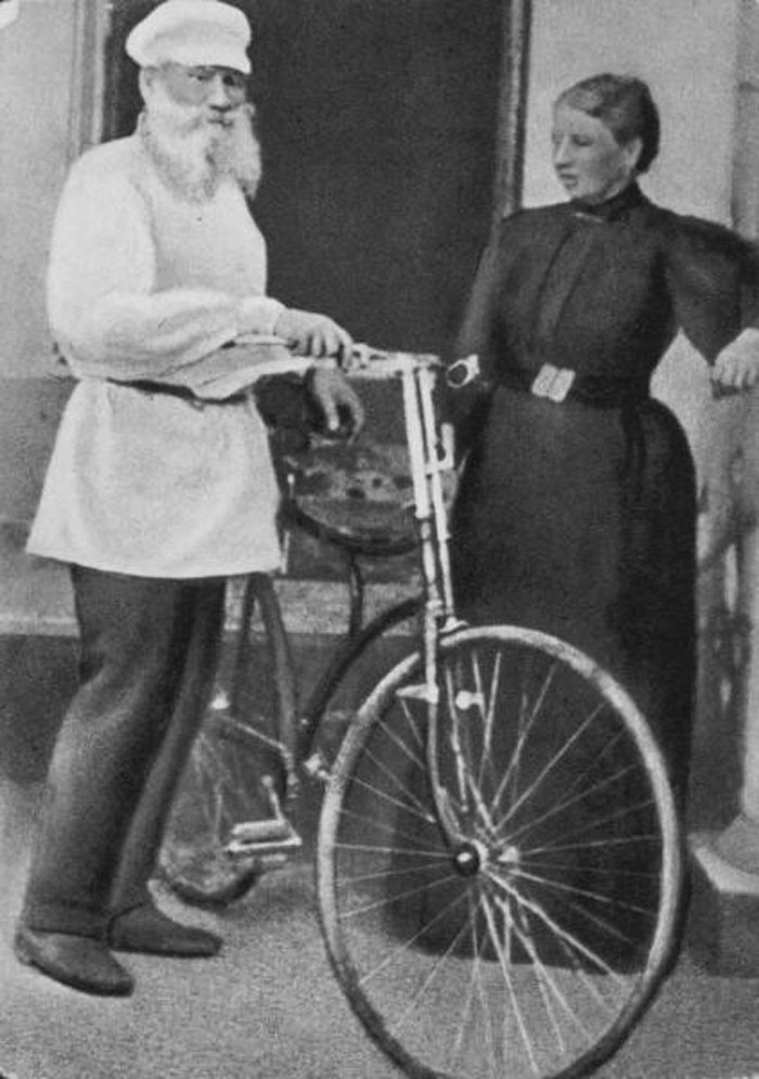 1896. Lev Tolstói y su esposa Sofía antes de dar un paseo en bicicleta.