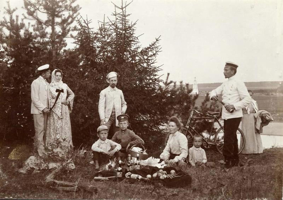 1910. Pícnic al aire libre.