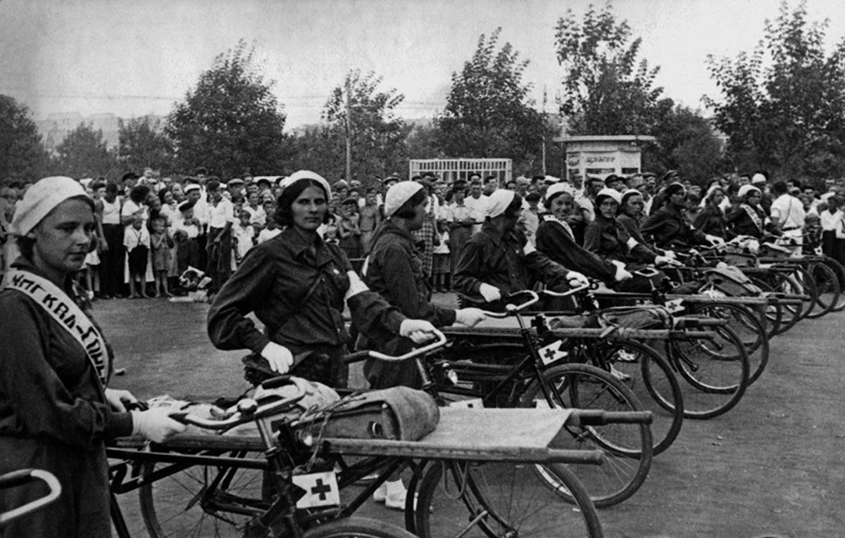 1936. Enfermeras participan en un paseo en bicicleta de Moscú a Gorki (ahora Nizhni Nóvgorod).
